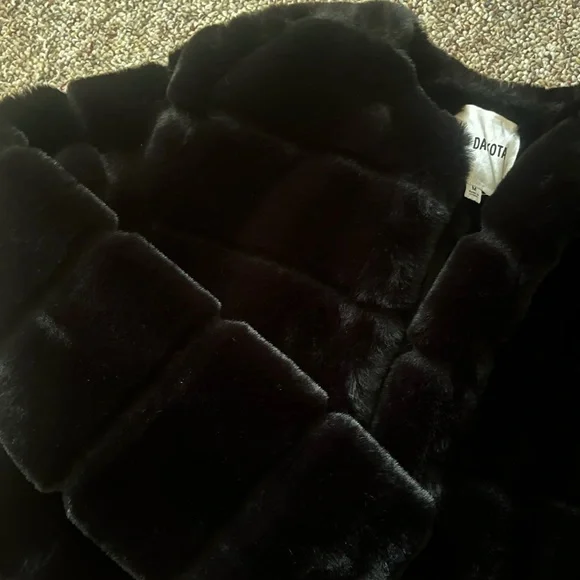 Gorgeous BB Dakota faux fur jacket - Picture 3 of 3